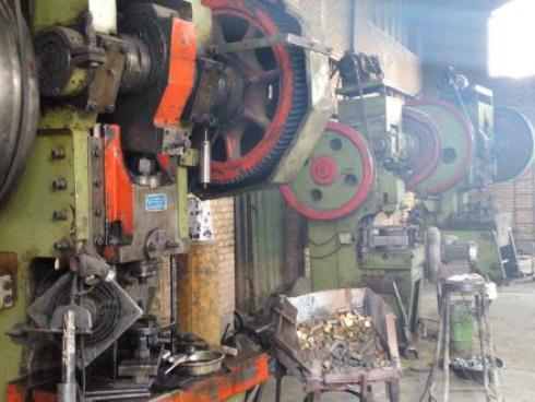 صدرا گستر , خدمات پرسکاری و قالبسازی با کیفیت و مناسب