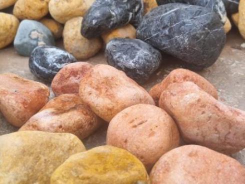 تولید شن رنگی و سنگ رودخانه و قلوه سنگ در اصفهان