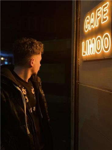 تعمیر و تصب تابلو چلنیوم و نئون در تبریز