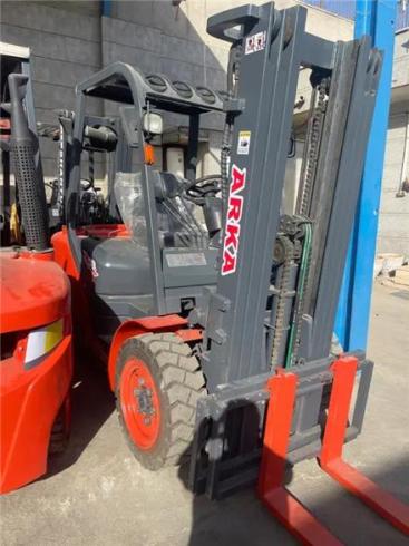 فروش لیفتراک ۳ تن دیزلی آرکا مدل ۱۴۰۲