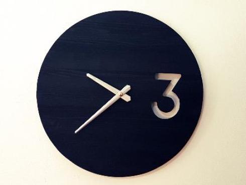 ساعت دیواری(هرساعت یک داستان)