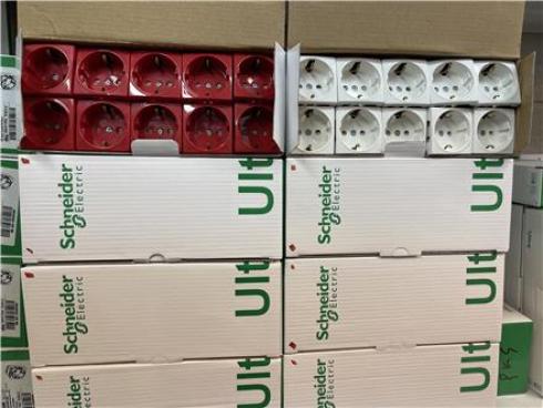 پریز برق۴۵۴۵ اشنایدر الکتریک سفید و UPS در خ لاله زار