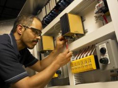 طراحی و برنامه نویسی کامپیوتر های صنعتی