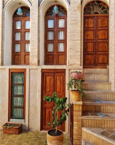 ساخت درب و پنجره چوبی طرح سنتی قدیمی با شیشه های رنگی
