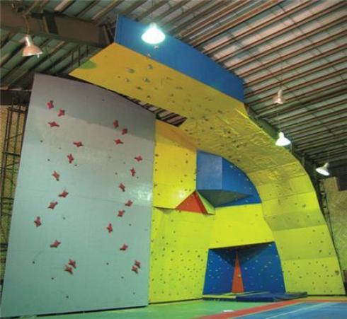 نیمکت تماشاچی ، تورکشی و تجهیز سالن ورزشی شرکت عمران کفپوش ایساتیس