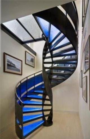 ساخت و نصب سازه های فلزی و پله فلزی