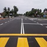خط کشی خیابان . خط کشی عابر پیاده .ترسیم نقوش جاده .